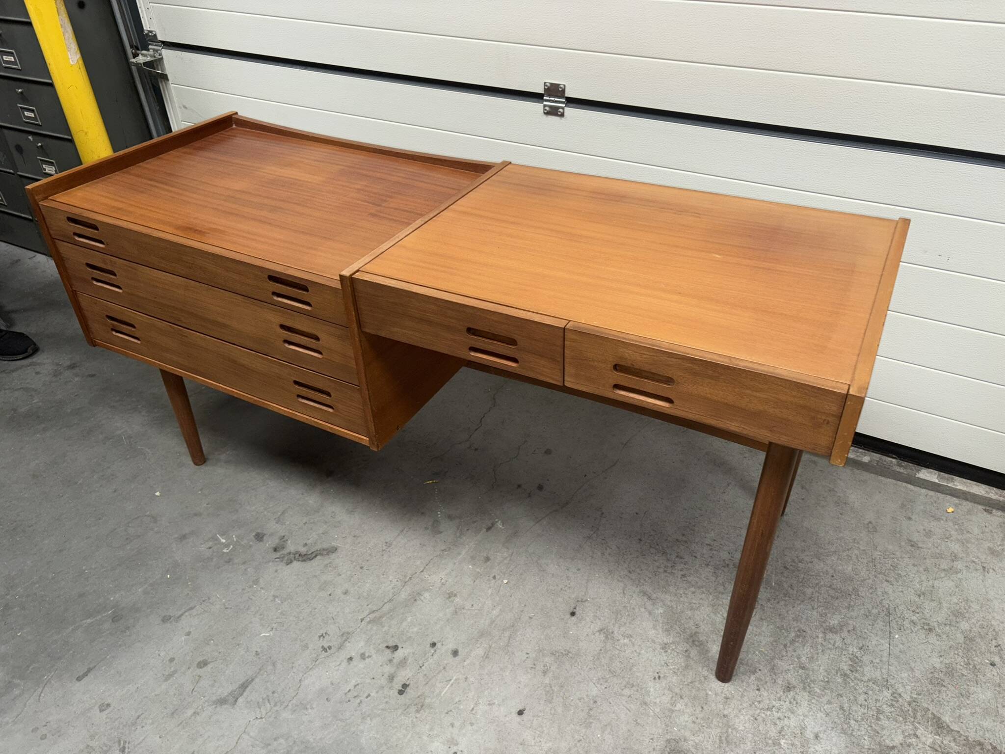 Bureau Scandinave midcentury à caisson et finition acajou