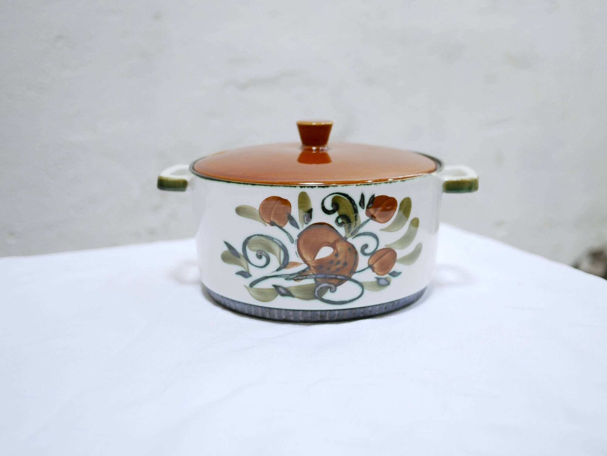 Plat avec couvercle soupière vintage édité par Boch La Louvière