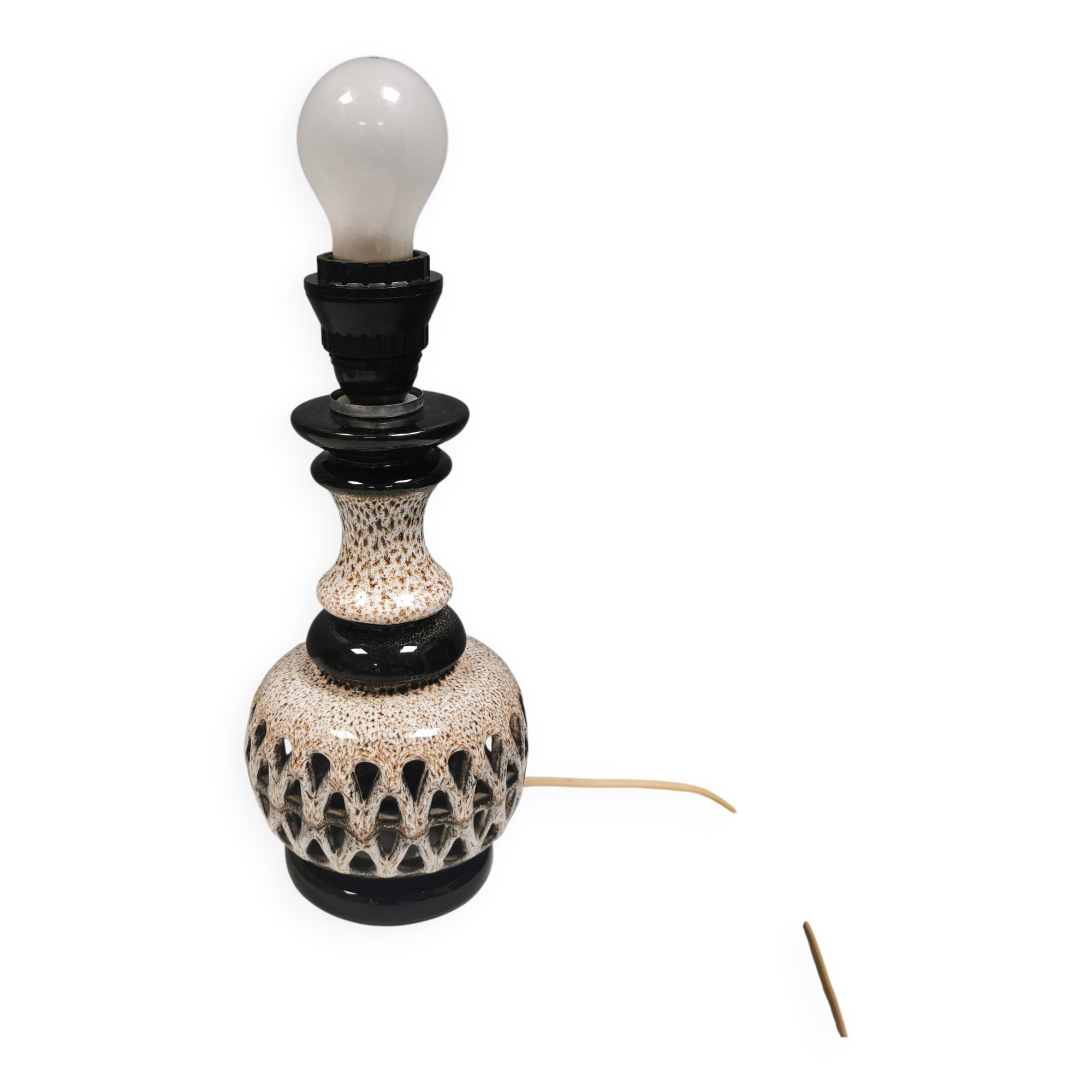 Table lamp in ceramic with a delicate expression. 1970-80s Denmark