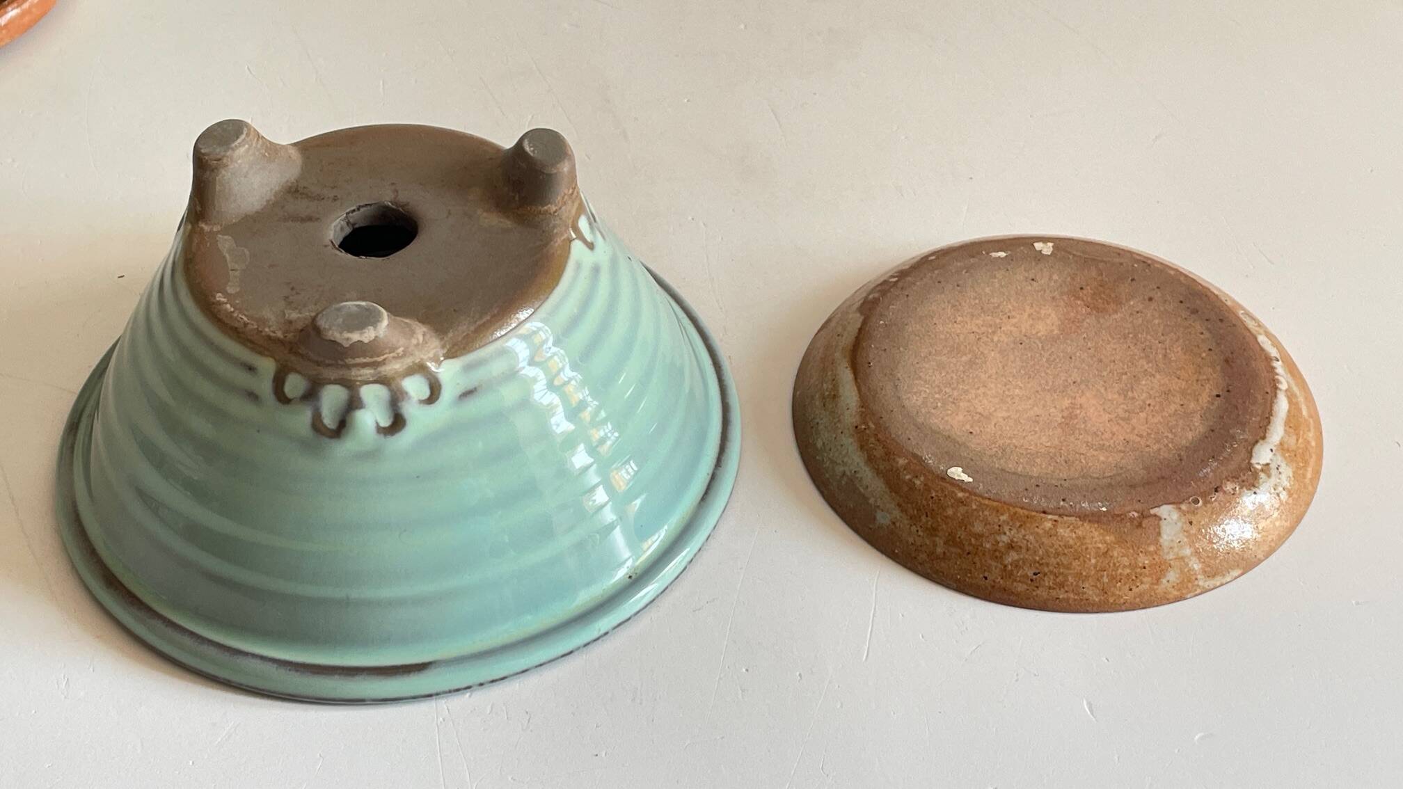 Pot tripode et soucoupe céramique vintage