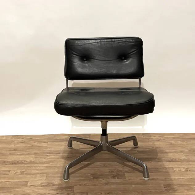 Intermediate Eames chair from the 70s in leather.