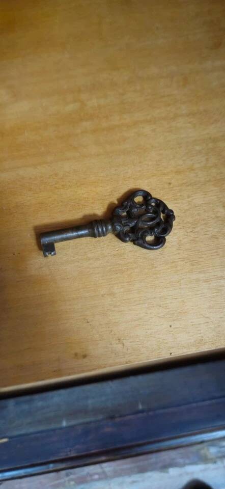 Display cabinet / Antique Renaissance-style bookcase – Carved wood – H 190 cm