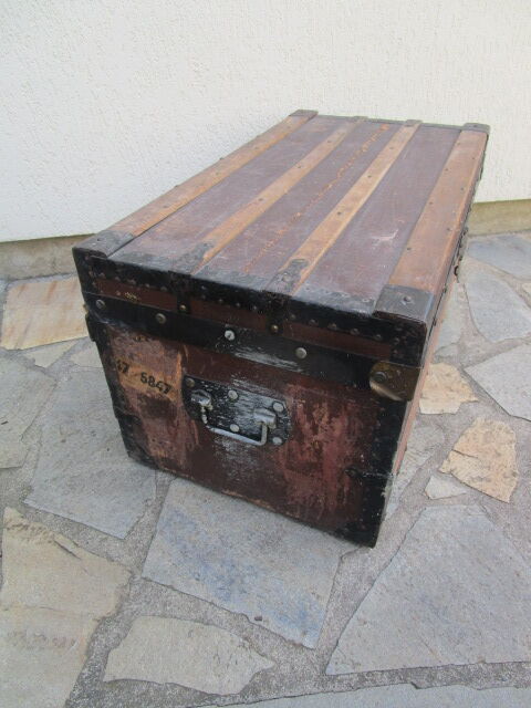 Trunk/old wooden chest