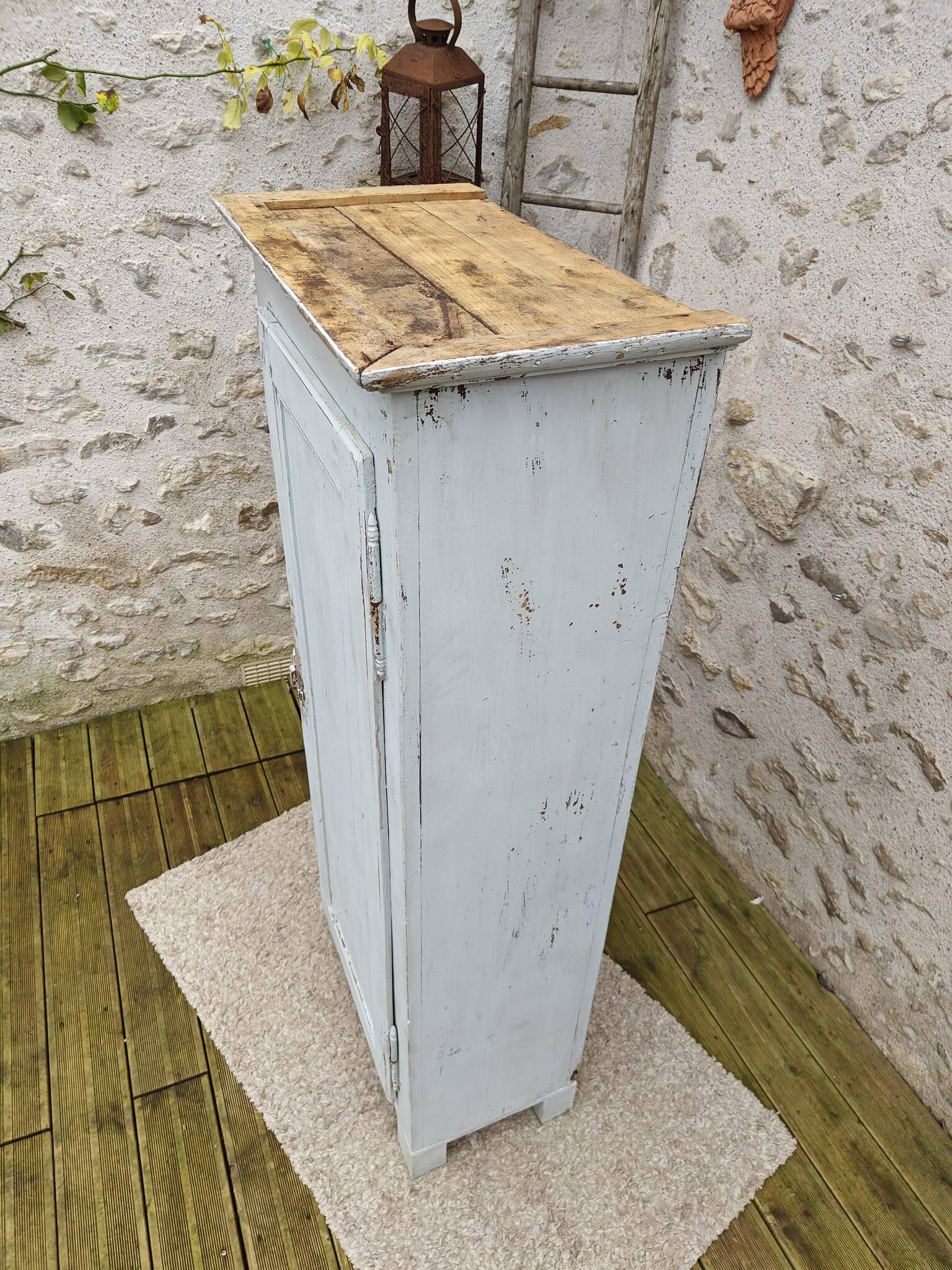 Old patinated bonnet maker