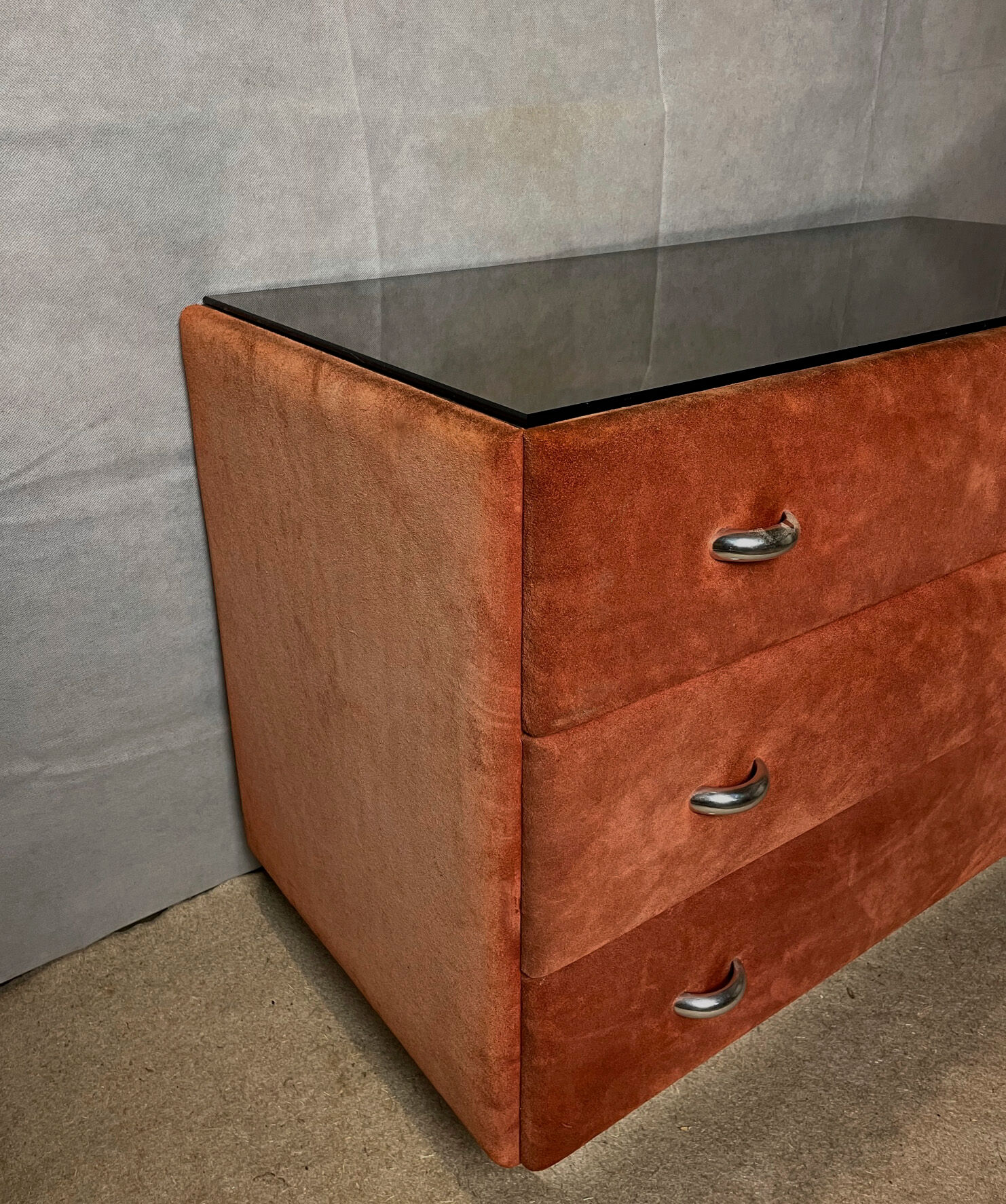 Commode en alcantara
