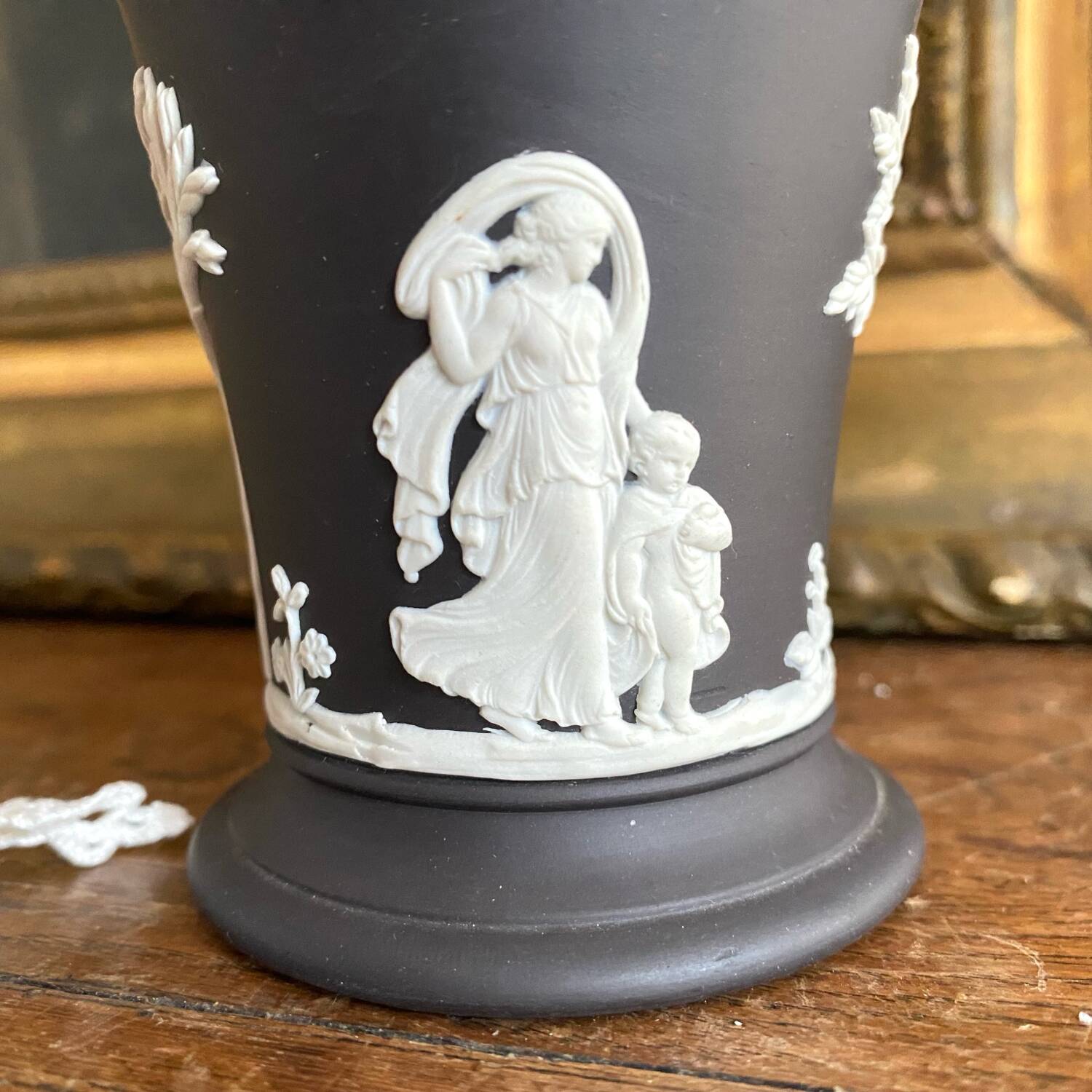 Wegwood England vase, 9.5 cm