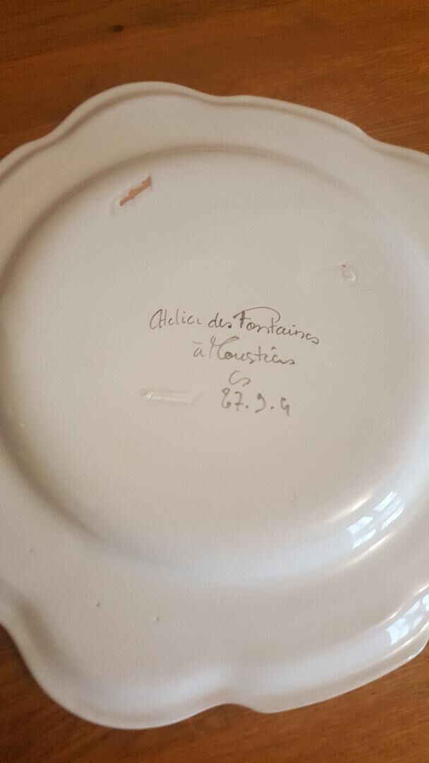 Moustiers earthenware plate from the Atelier des Fontaines