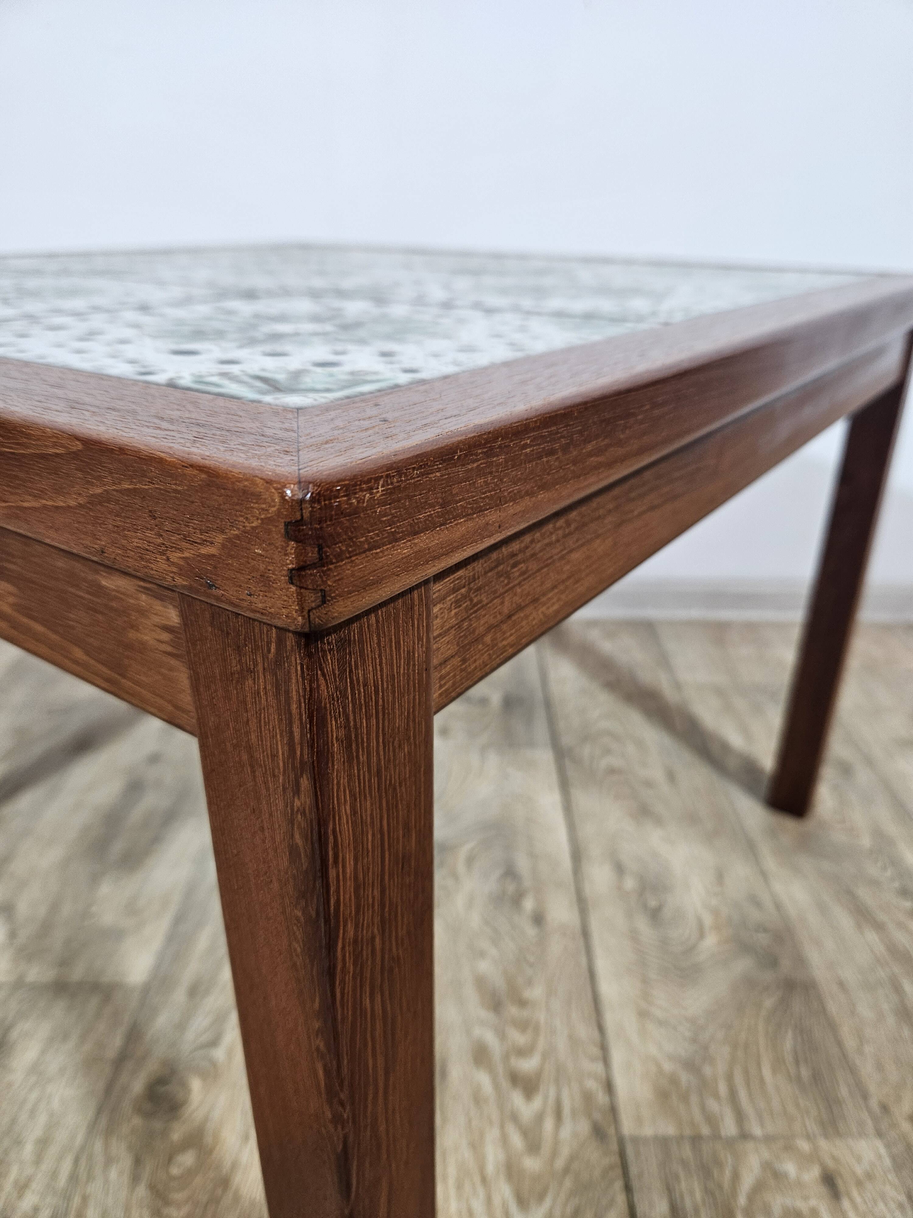 Table en teck avec céramiques, Danemark, années 1960.