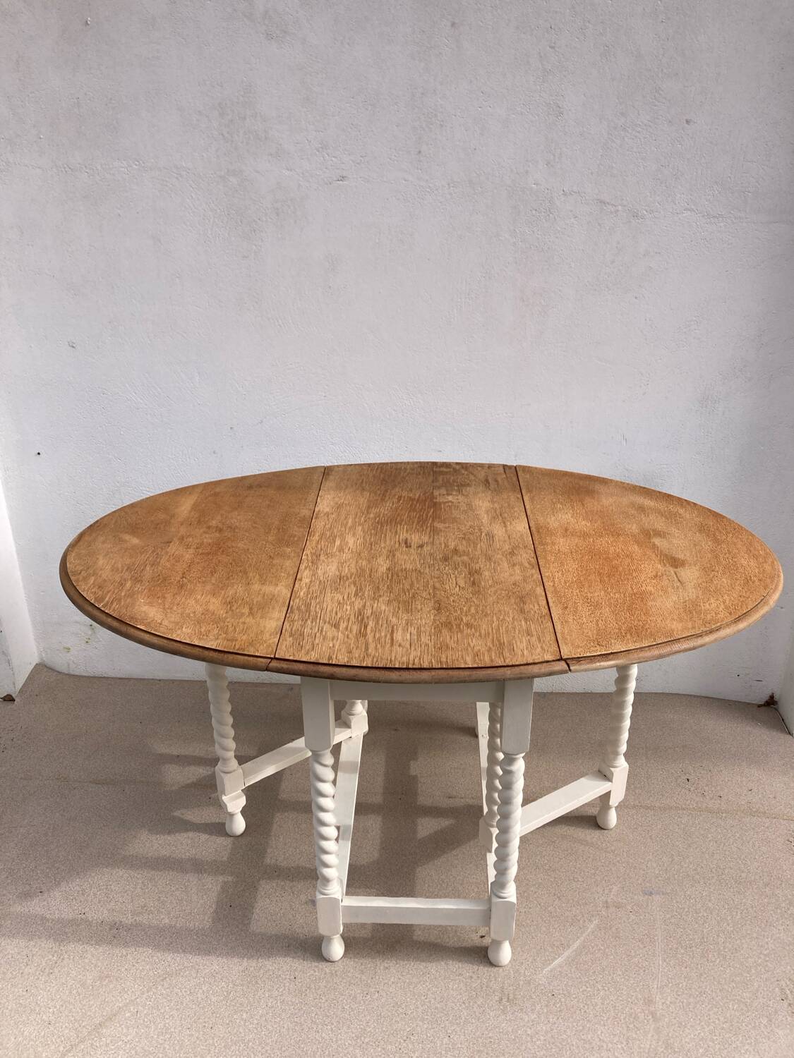 Gateleg drop leaf table