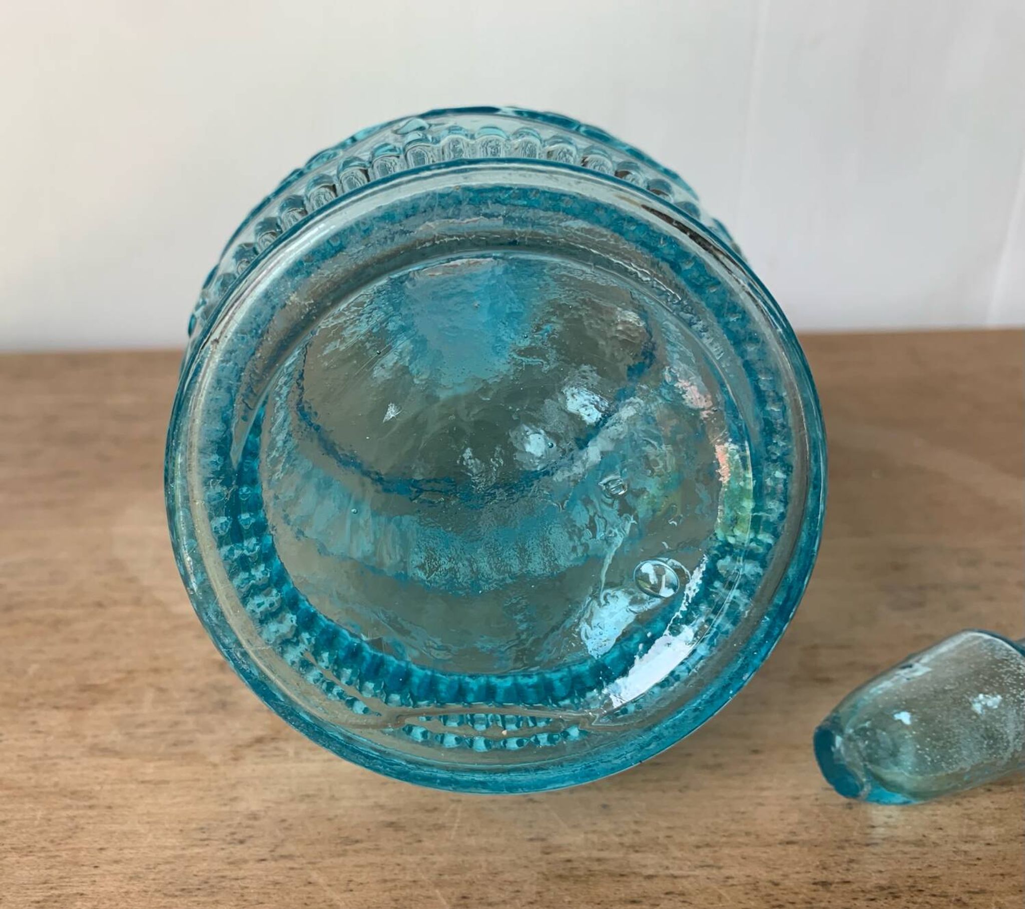 Carafe ancienne en verre moulé bleu turquoise