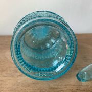 Carafe ancienne en verre moulé bleu turquoise