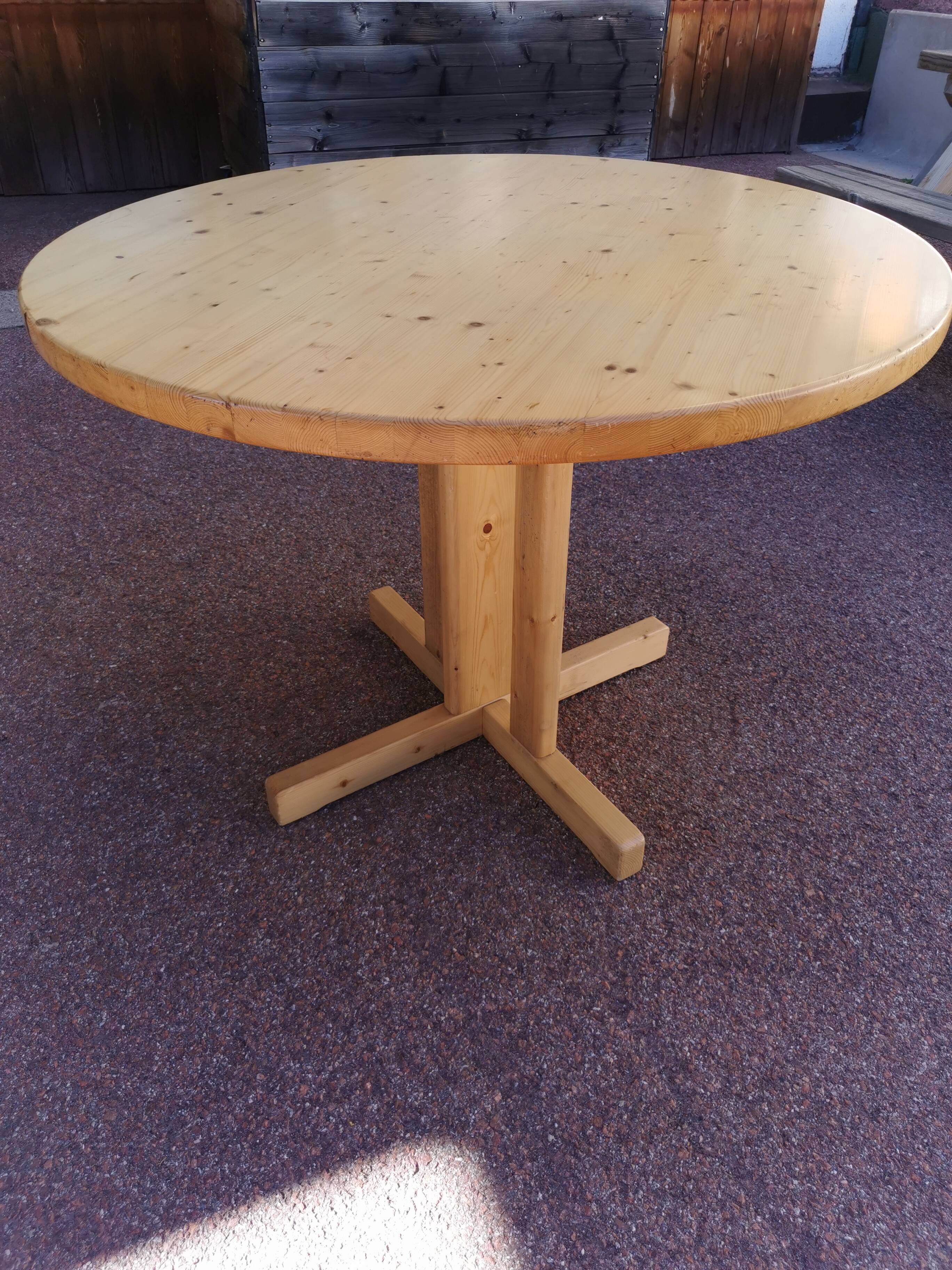 Table ronde en pin mobilier Les Arcs