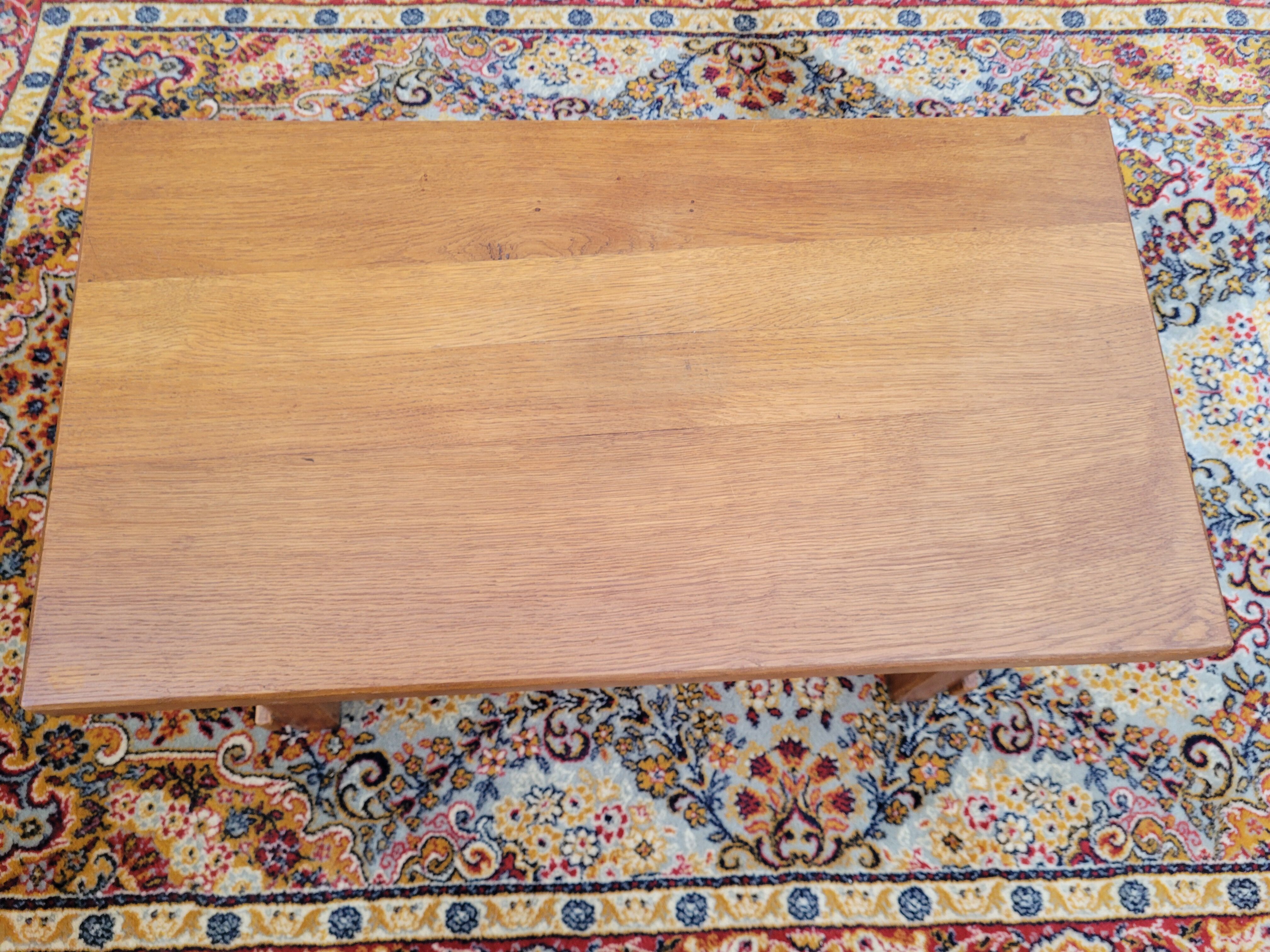 Table basse brutaliste en chêne clair