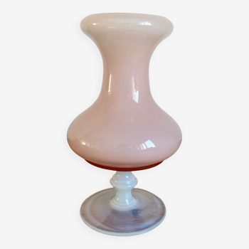 Vase sur pied en opaline