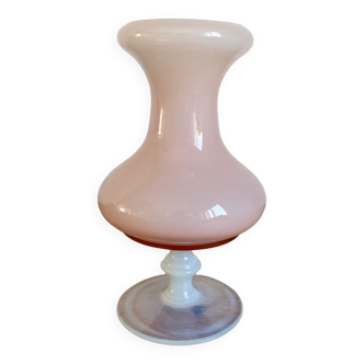 Vase sur pied en opaline