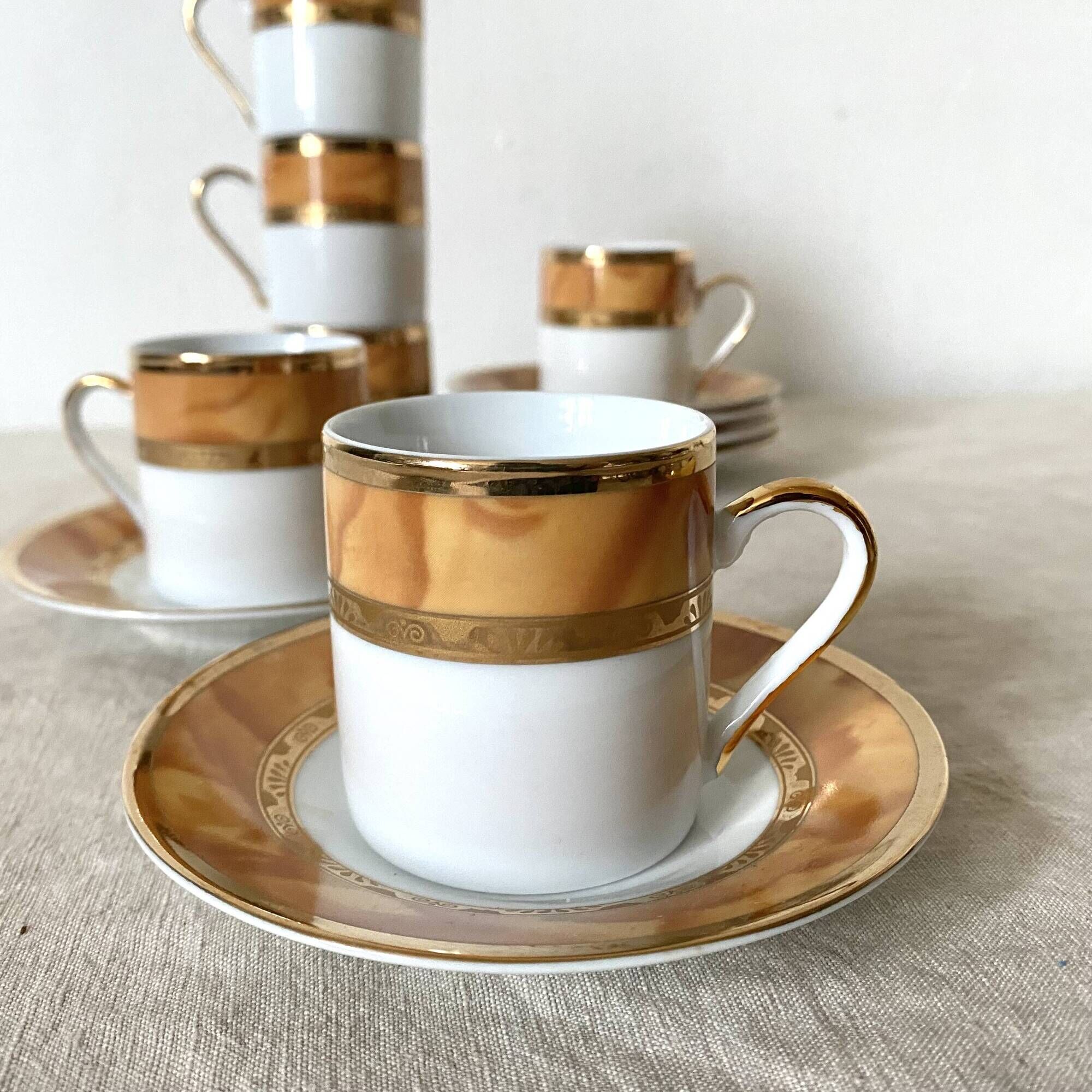 Espresso cups in porcelain and 24-carat gold gilding