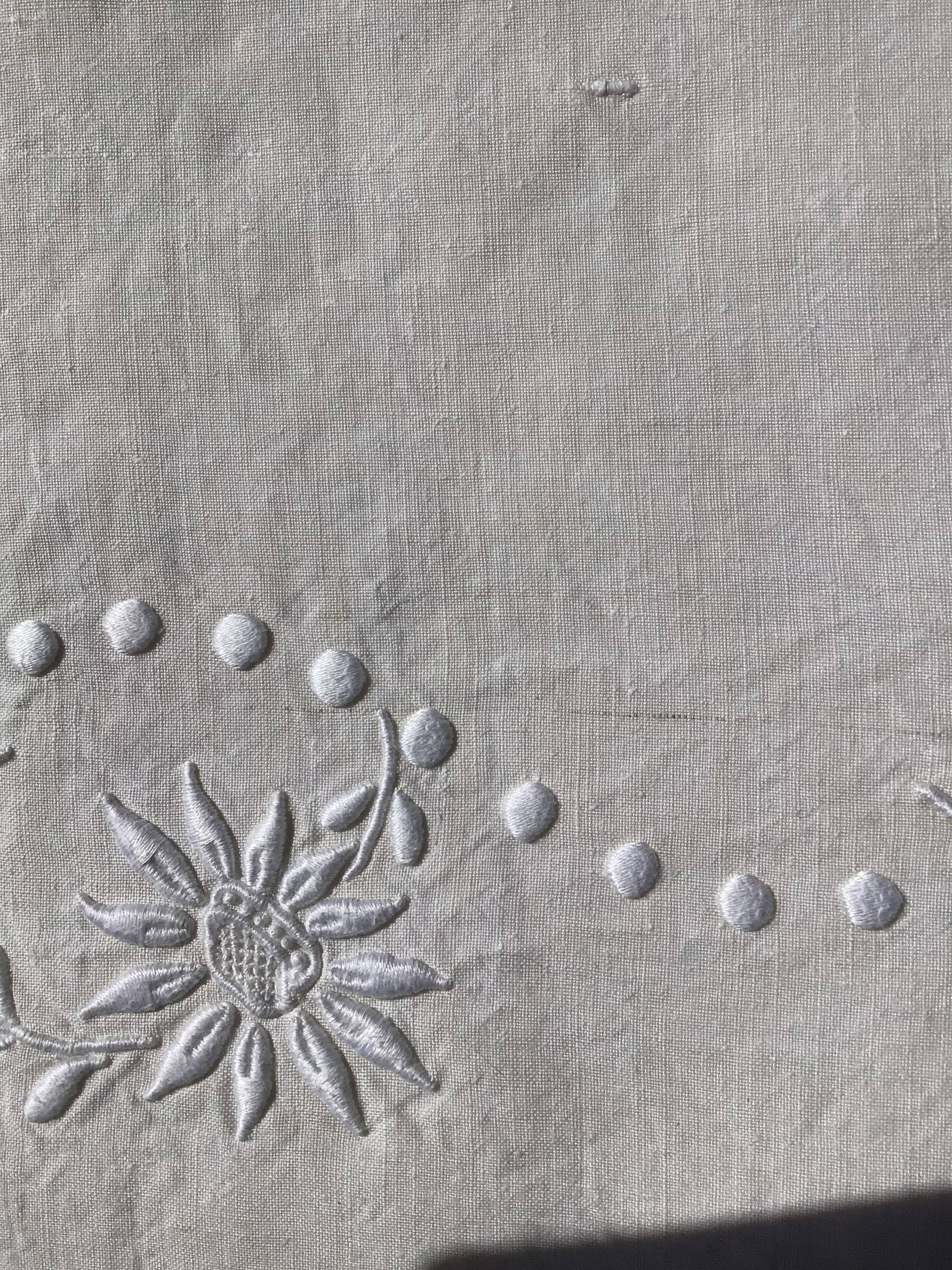 Drape 2 places JP sunflowers and pastilles.