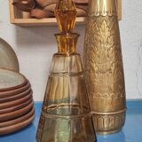 Ancien flacon carafe en verre moulé ambré