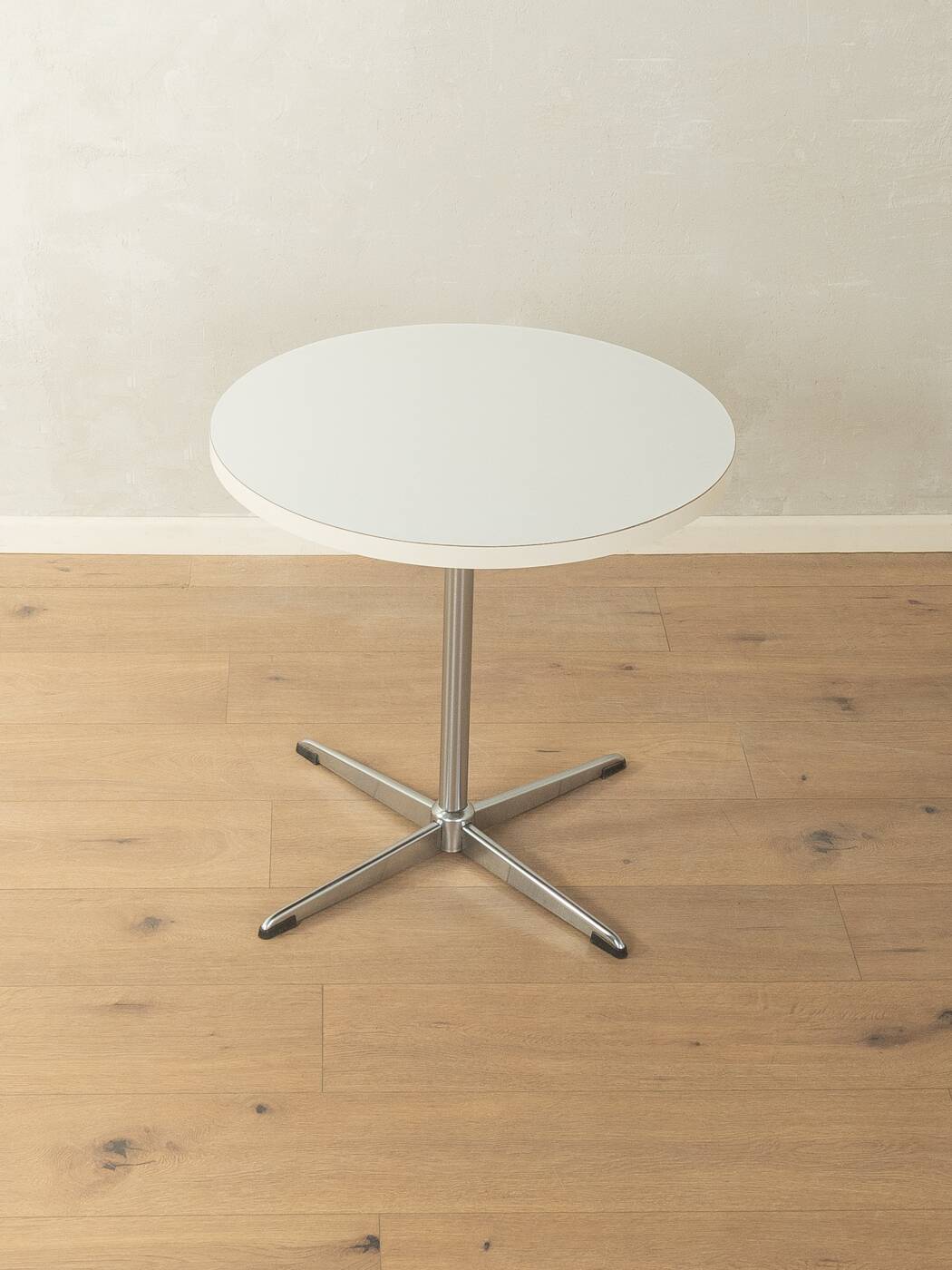 Timeless bistro table with star-shaped aluminium base