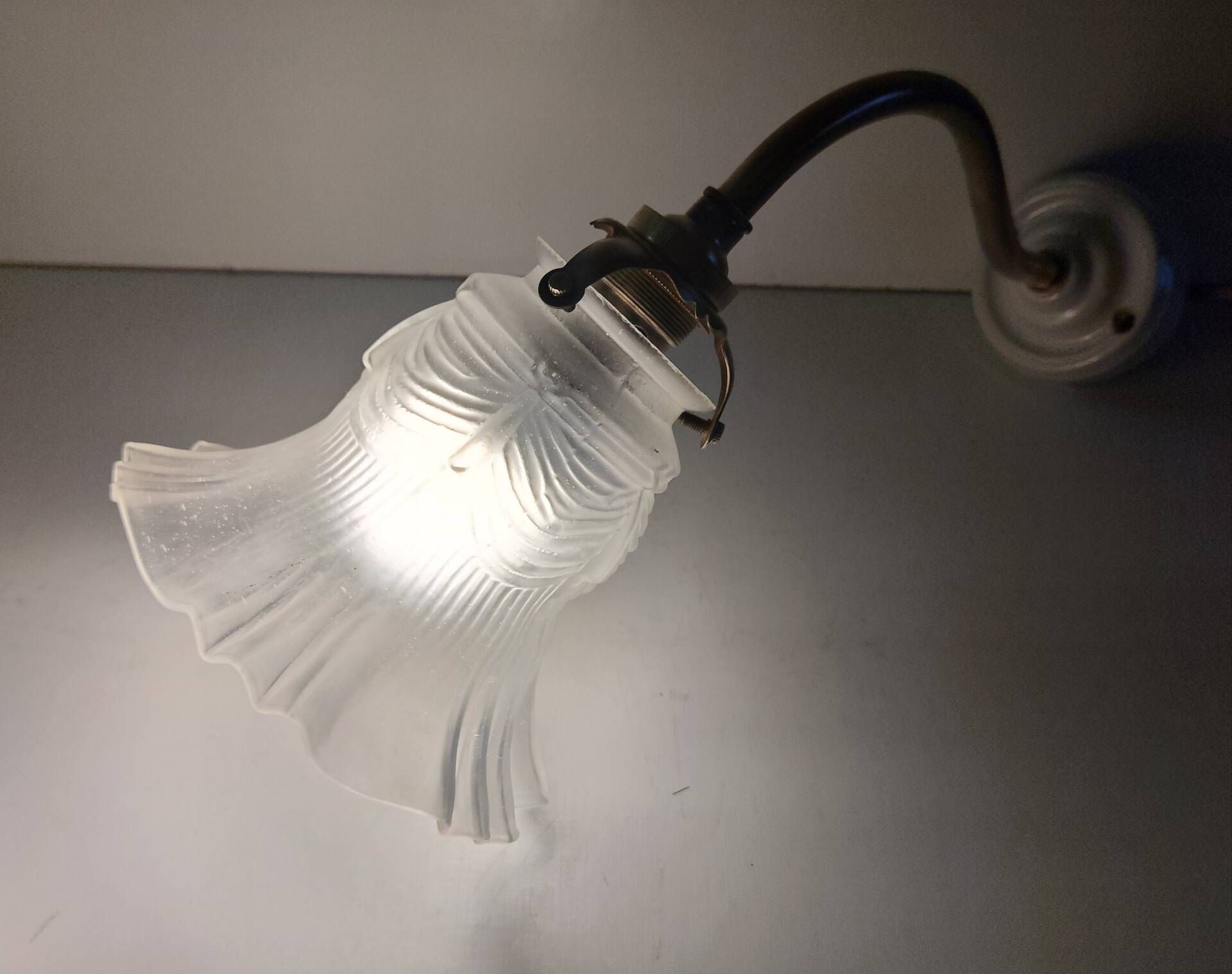Swan neck wall lights in porcelain, brass and glass - mid 20th century.