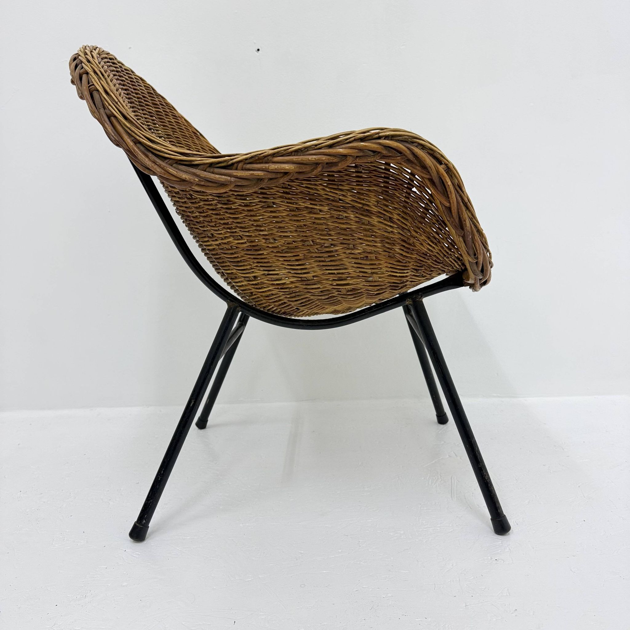 Chaise en osier de style mid-century, années 1950.