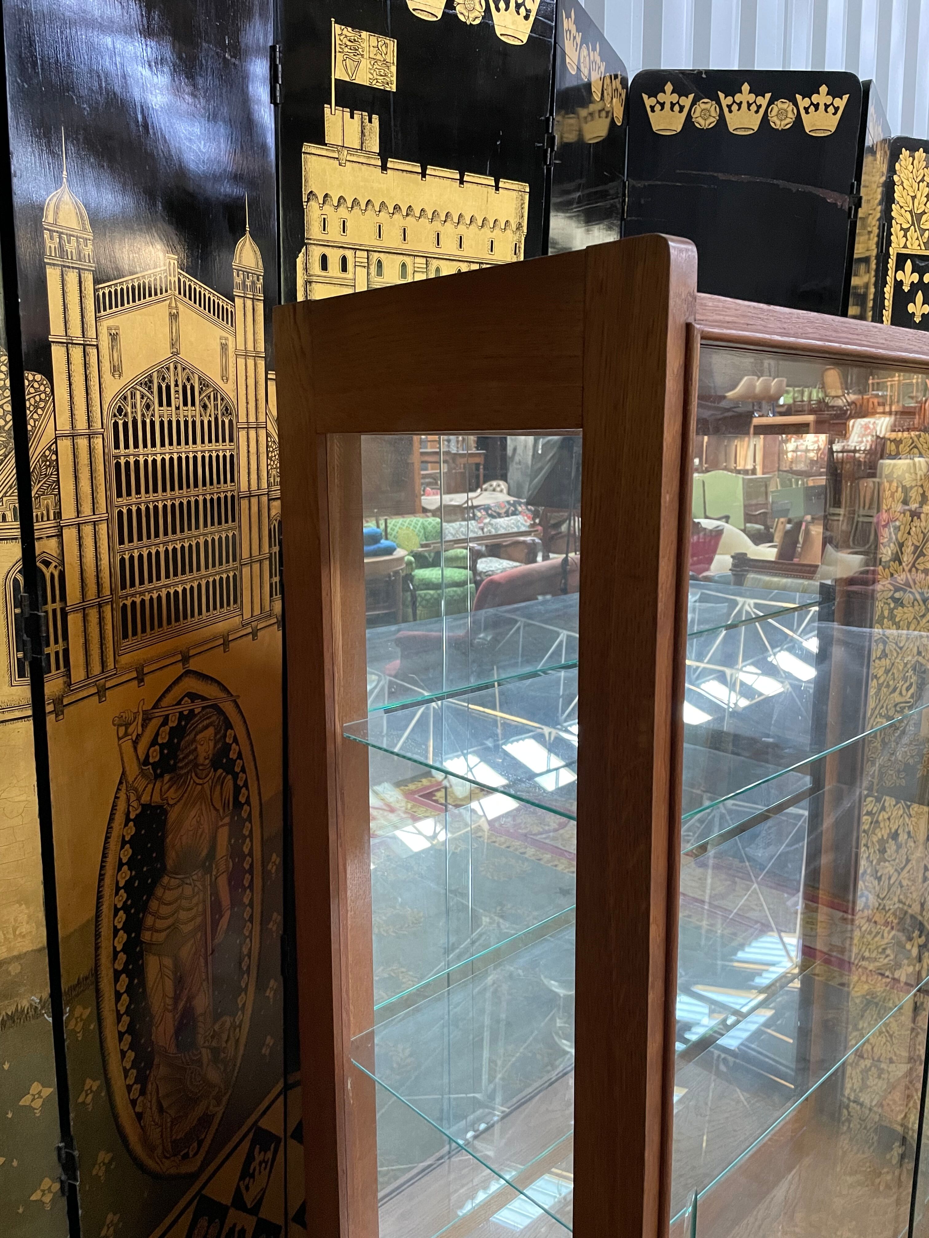 Vitrine scandinave en chêne 1960