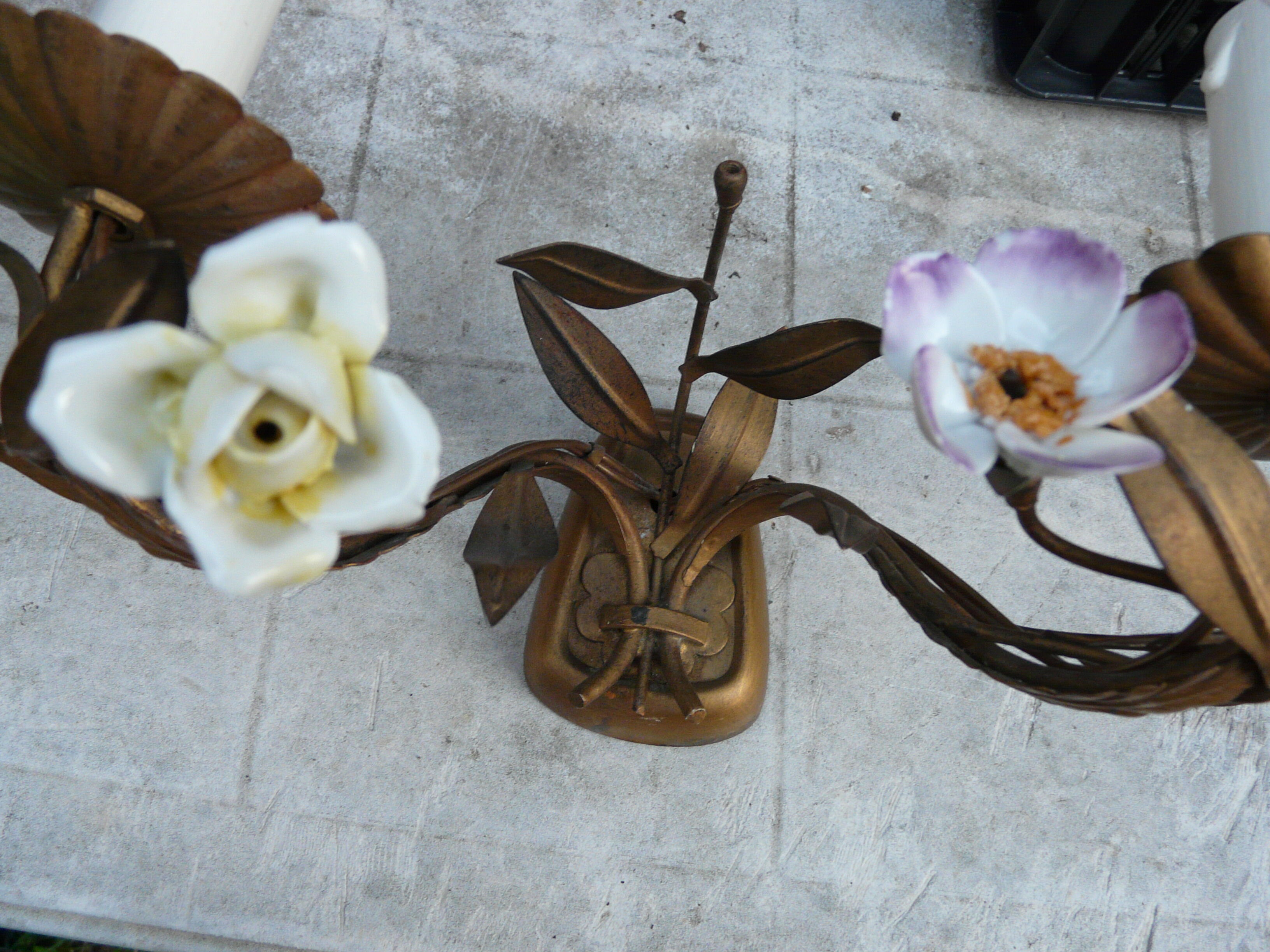 Vintage wall light in gold metal and flowers
