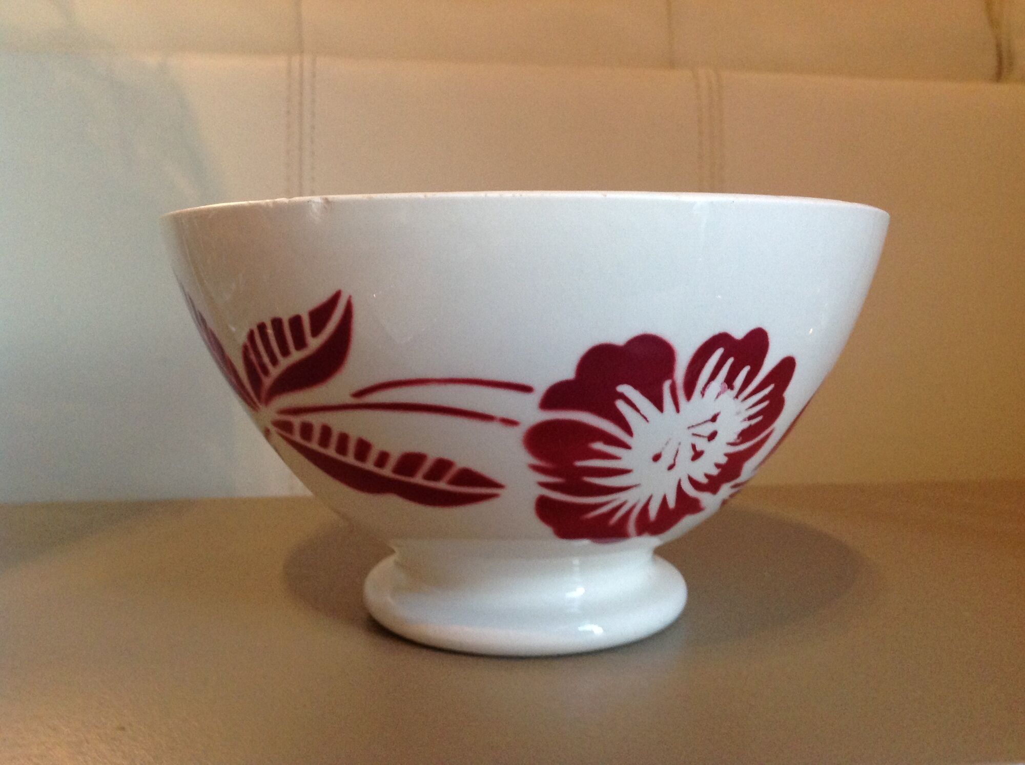White bowl with red flowers from Sarreguemines vintage years 50-60