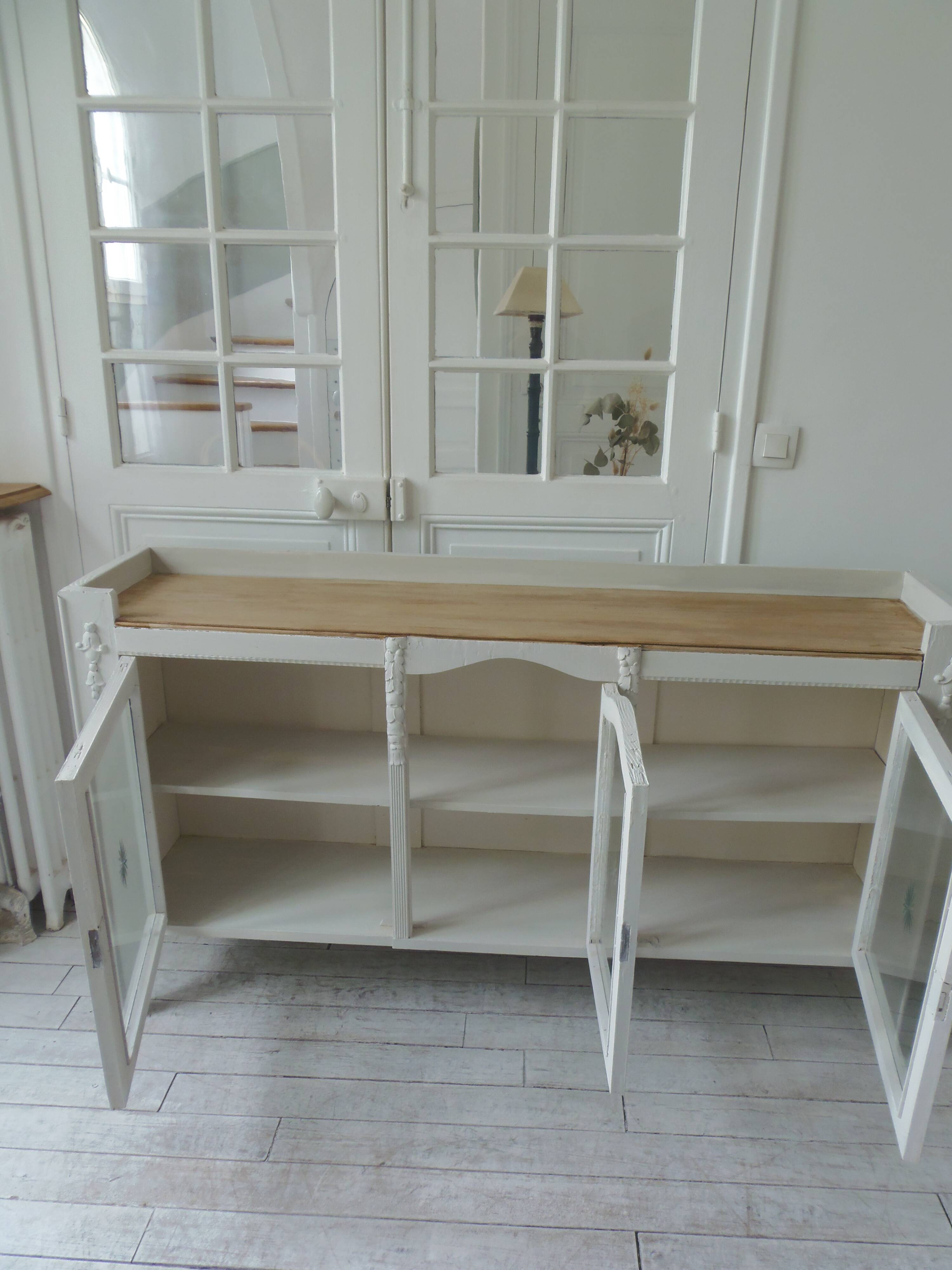 Vitrine, console vintage réenchantée en gris perle, plateau bois.