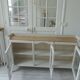 Vitrine, console vintage réenchantée en gris perle, plateau bois.