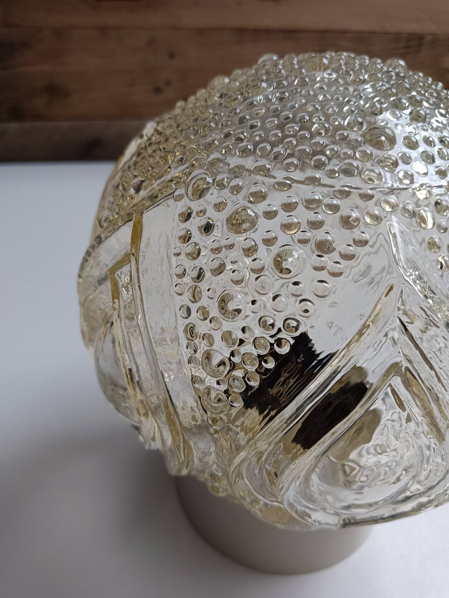 Round relief luminaire glass RZB and its electrifiable support.
