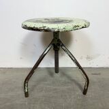 Tabouret pivotant industriel en fer vert, années 1960