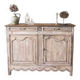Buffet patiné et sculpté