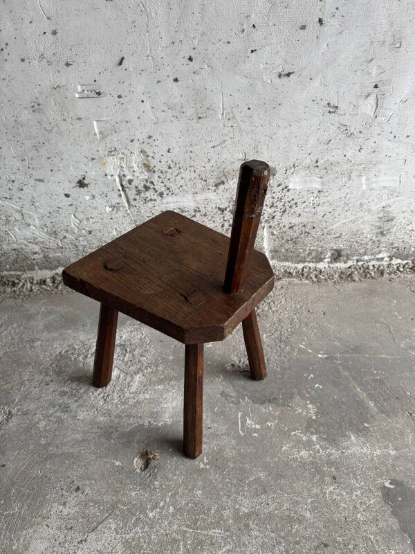 Tabouret brutaliste en chêne massif brun foncé avec dossier sculptural, fabrication artisanale, style rustique primitif du milieu du siècle.