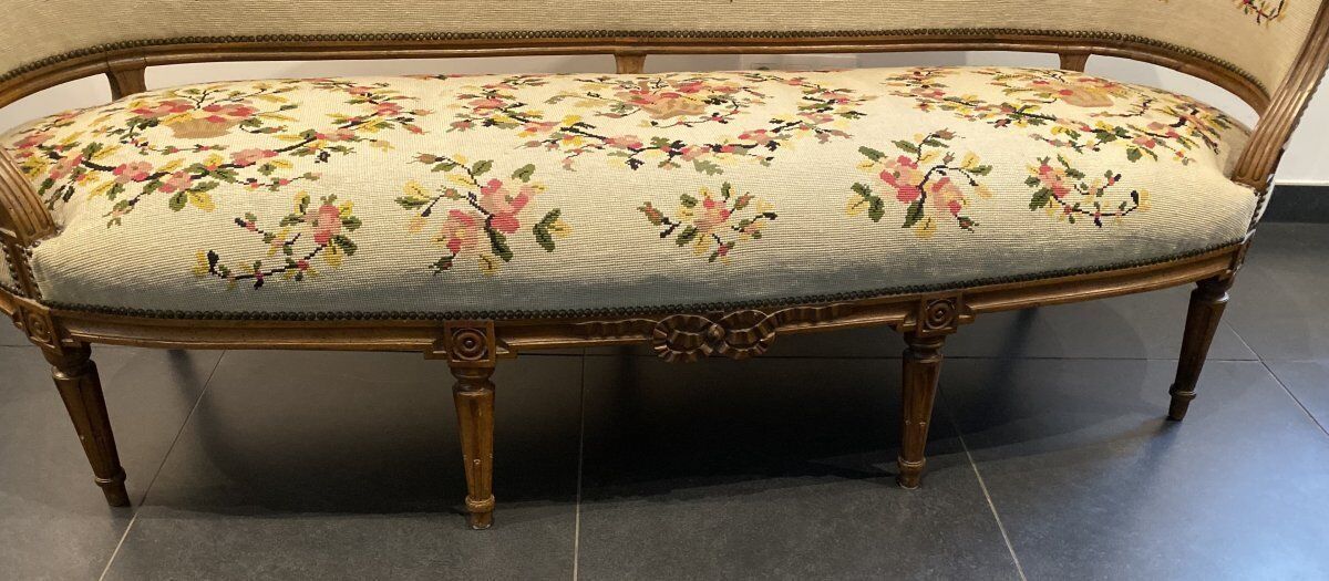 Sofa in walnut with basket shape from the Louis XVI period circa 1780