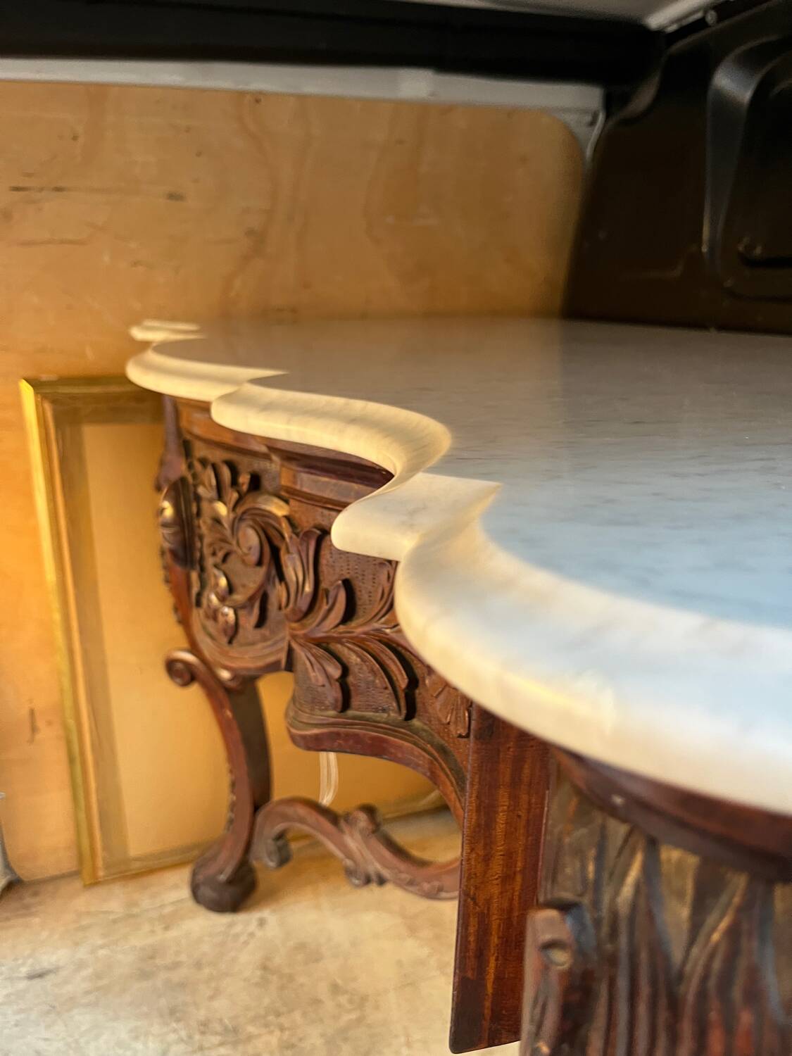 Console in carved solid oak and marble top