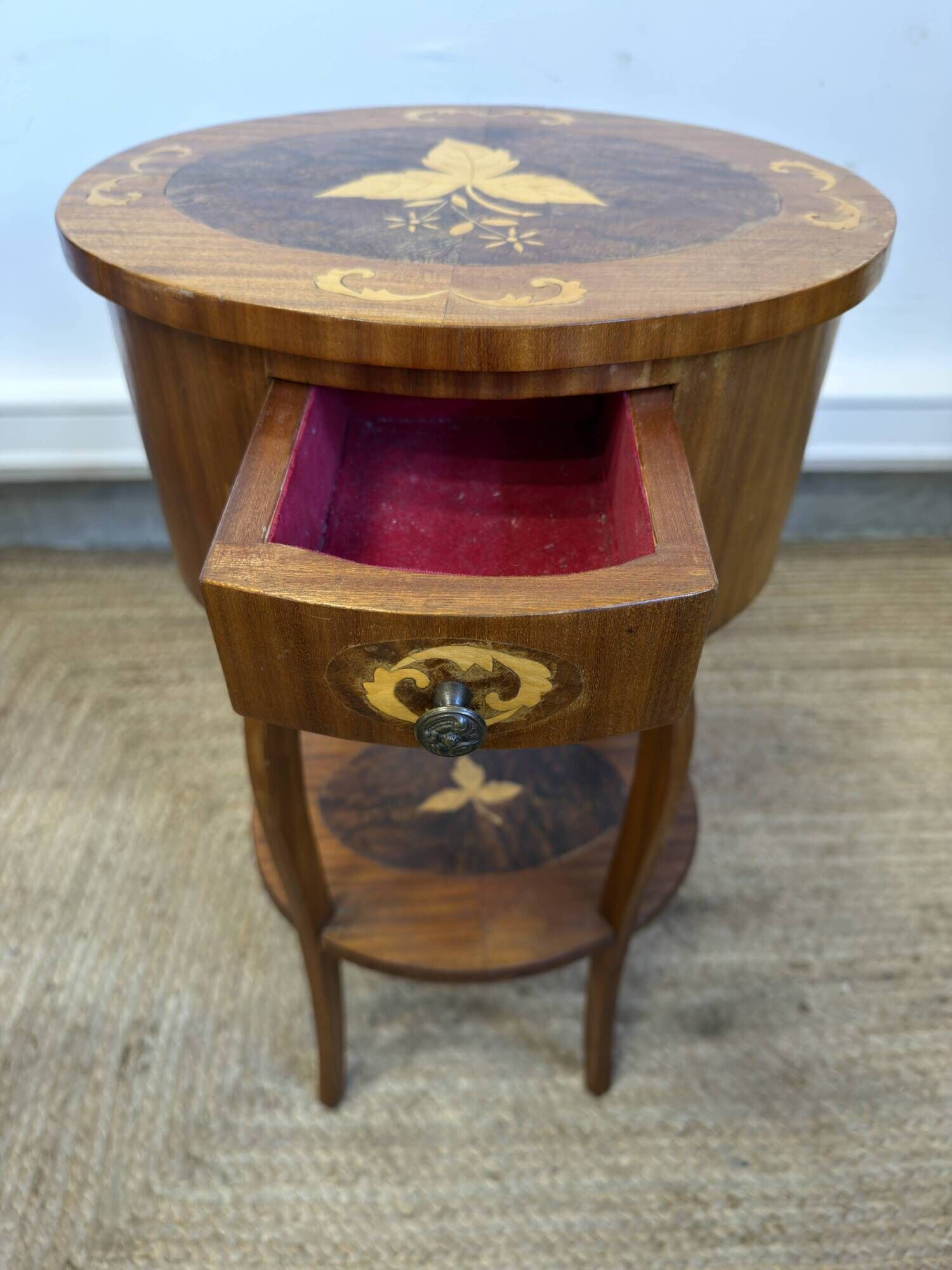 Table de chevet marquetée de style Louis XV – 2 tiroirs – décor floral