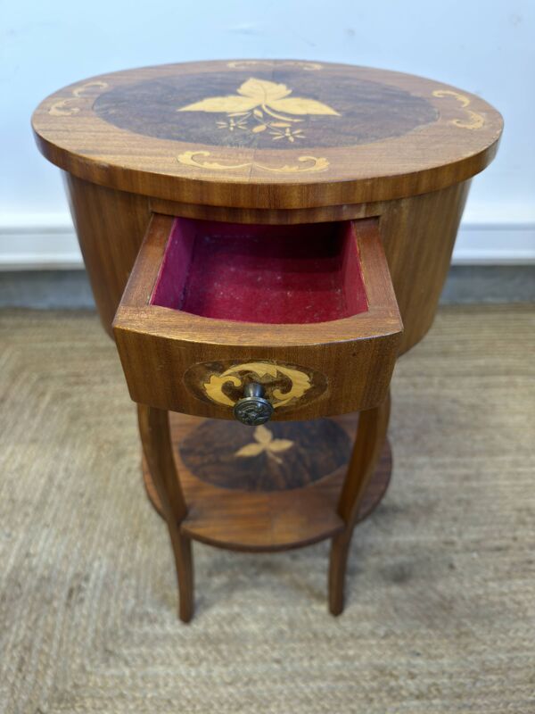 Table de chevet marquetée de style Louis XV – 2 tiroirs – décor floral