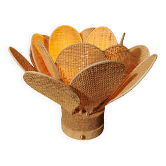 Lampe à poser fleur composée de pétales en rotin et raphia