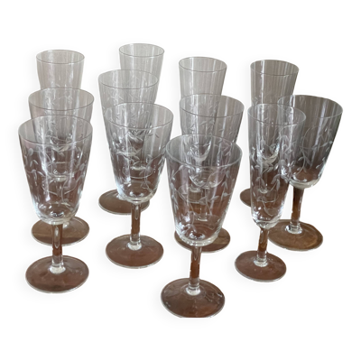Coupes à champagne et verres à vin gravées