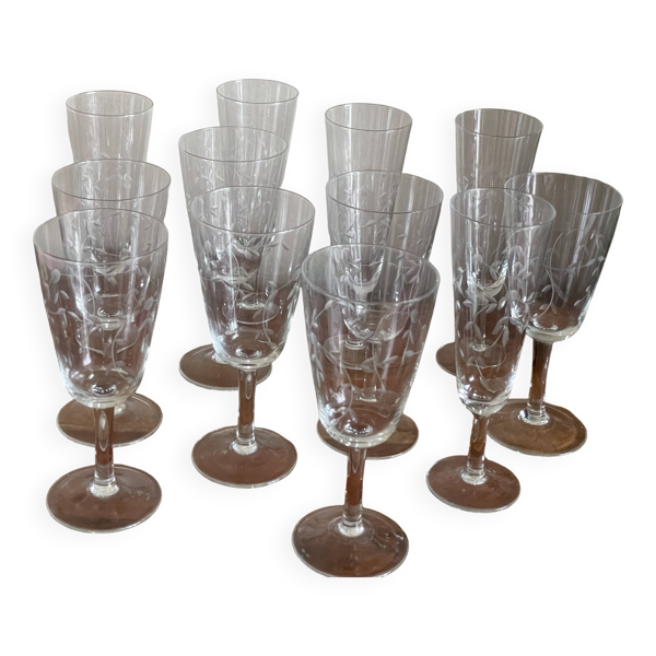 Coupes à champagne et verres à vin gravées