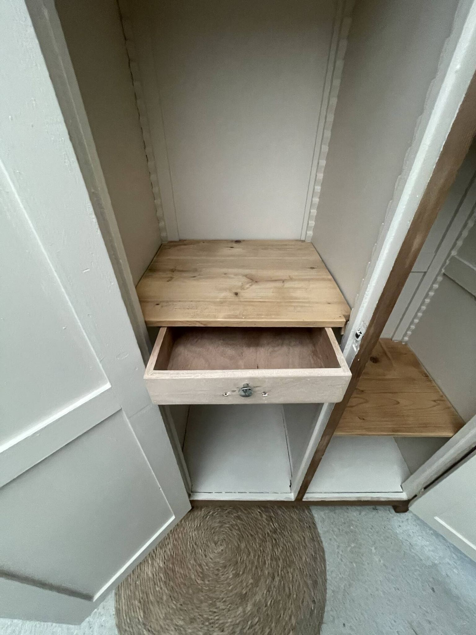 Armoire parisienne