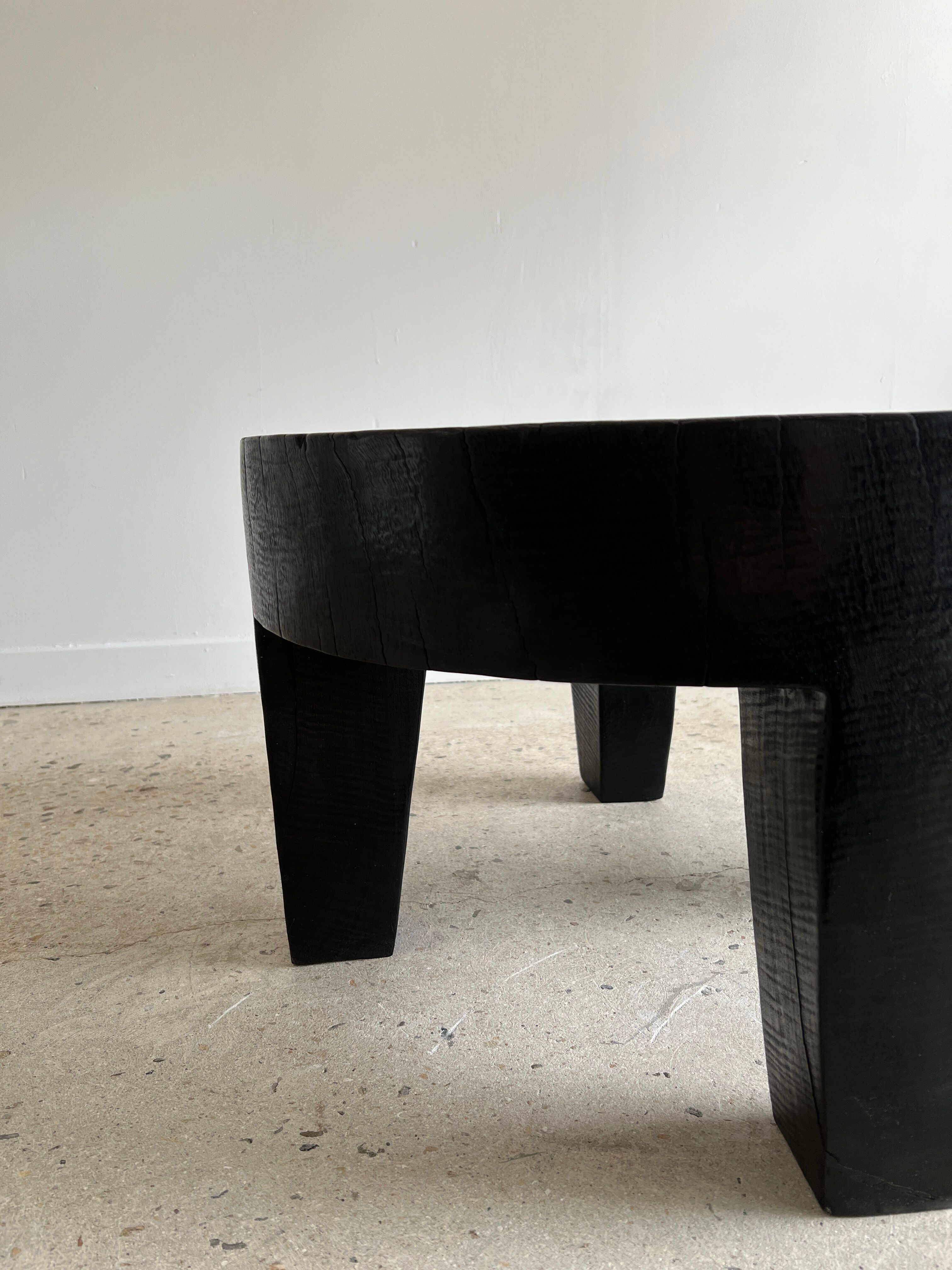 Coffee table en bois massif monoxyle noir