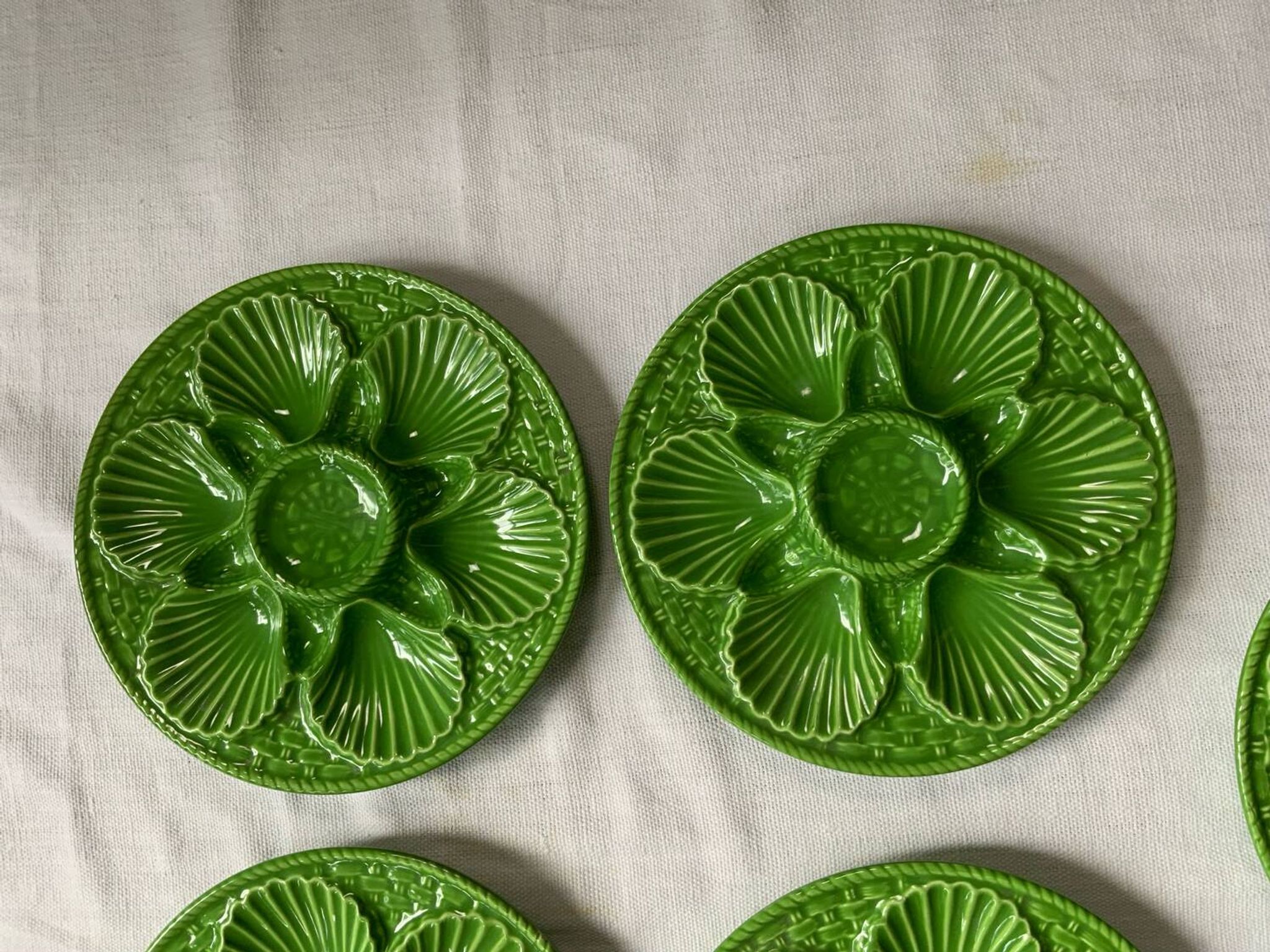 Assiettes à huîtres en barbotine