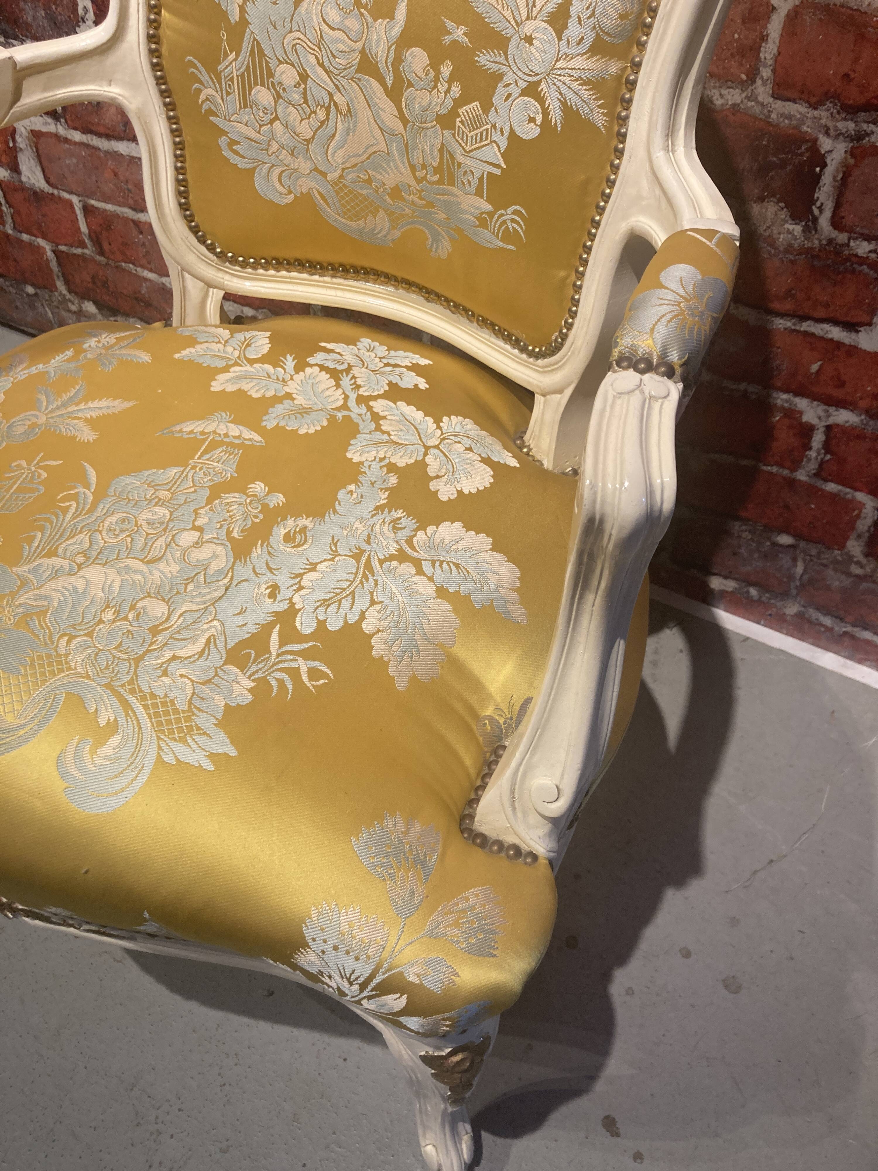 Lot d'un fauteuil et d'une chaise