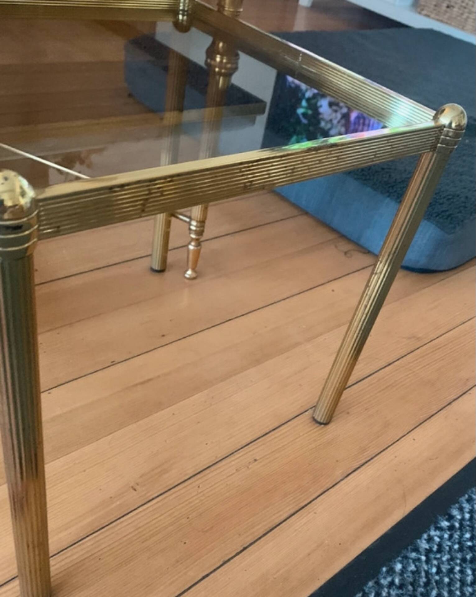 Authentique Table d'Appoint Hollywood Regency — Laiton Patiné et Verre