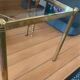 Authentique Table d'Appoint Hollywood Regency — Laiton Patiné et Verre