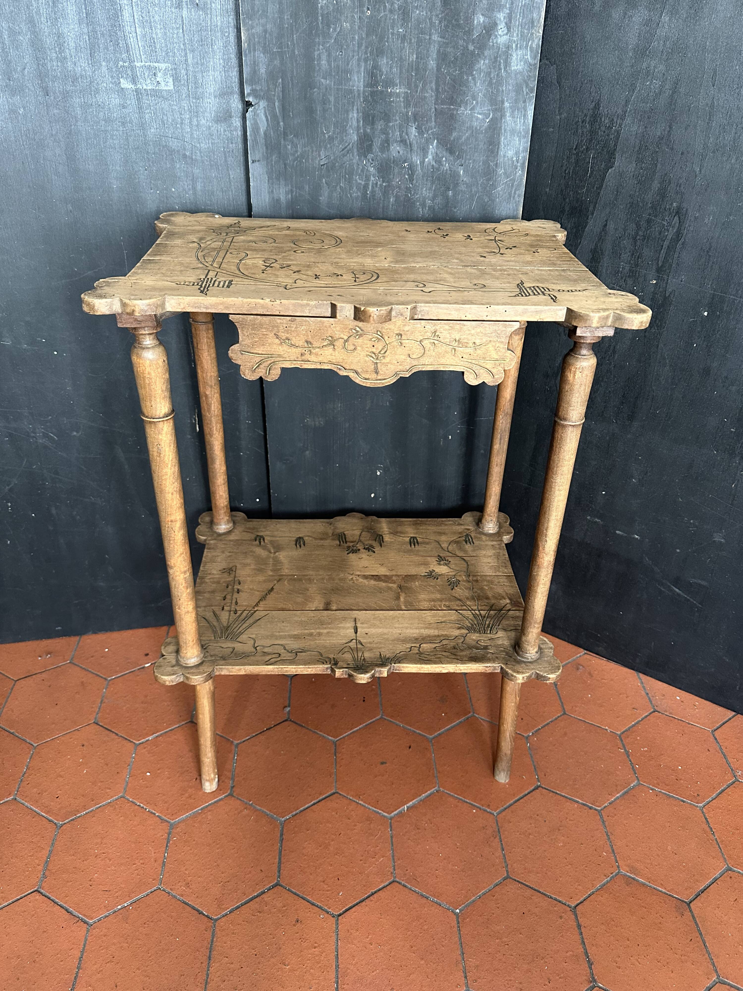 Table d’appoint Art nouveau en bois gravé avec tiroir, vers 1900