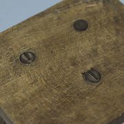 Tabouret en chêne primitif Wabi Sabi antique