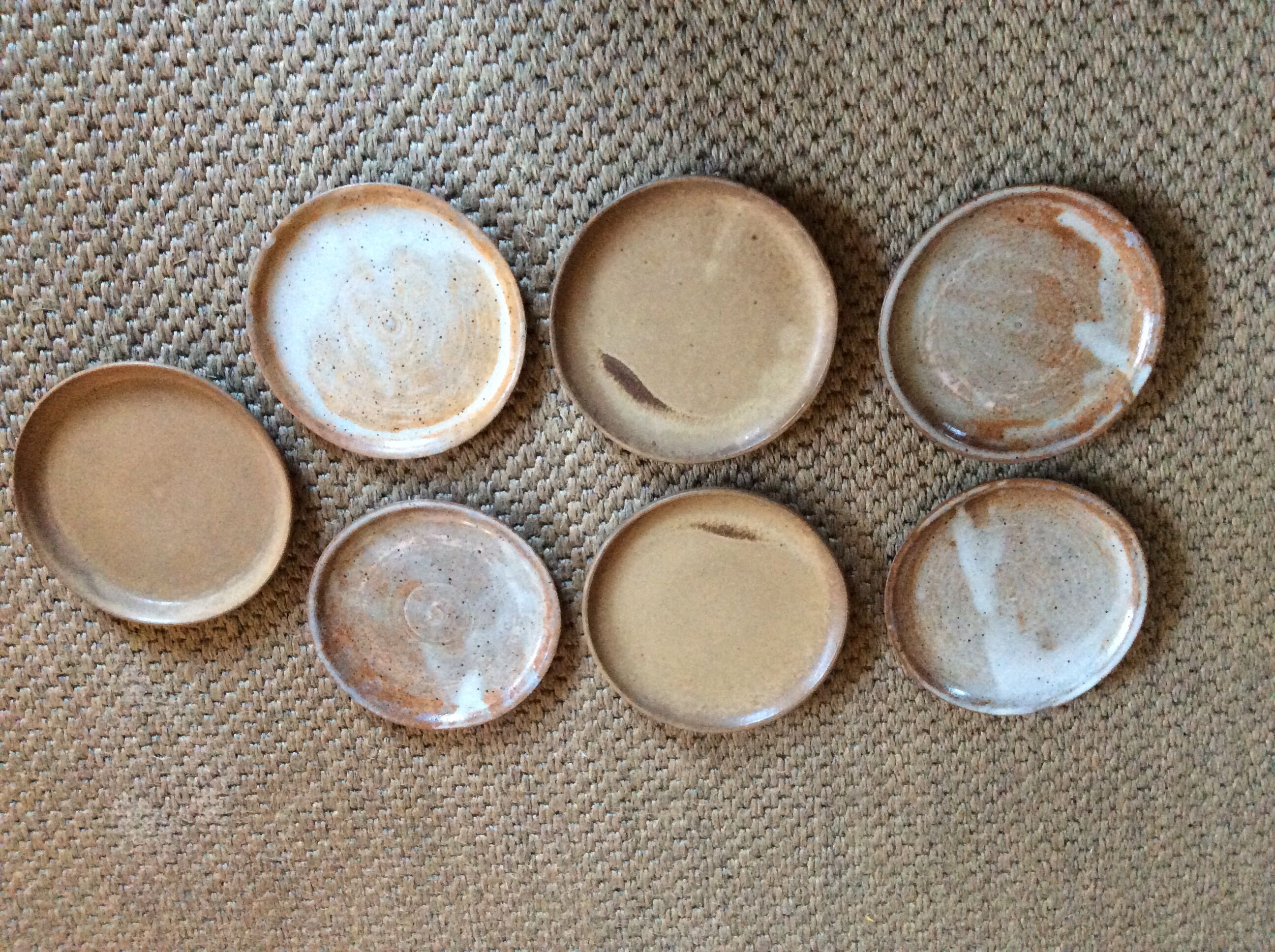 Set de 7 assiettes en grès
